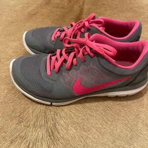 Nike Women's Athletic Shoes in Gray and Pink